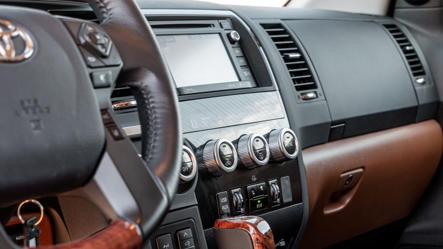 Детали интерьера Toyota Sequoia Platinum 2017 года  (фото 28 из 30)